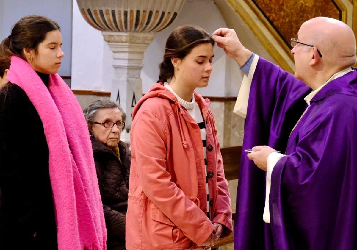 Misa de Miércoles de Ceniza en la iglesia de San Antonio de Cádiz