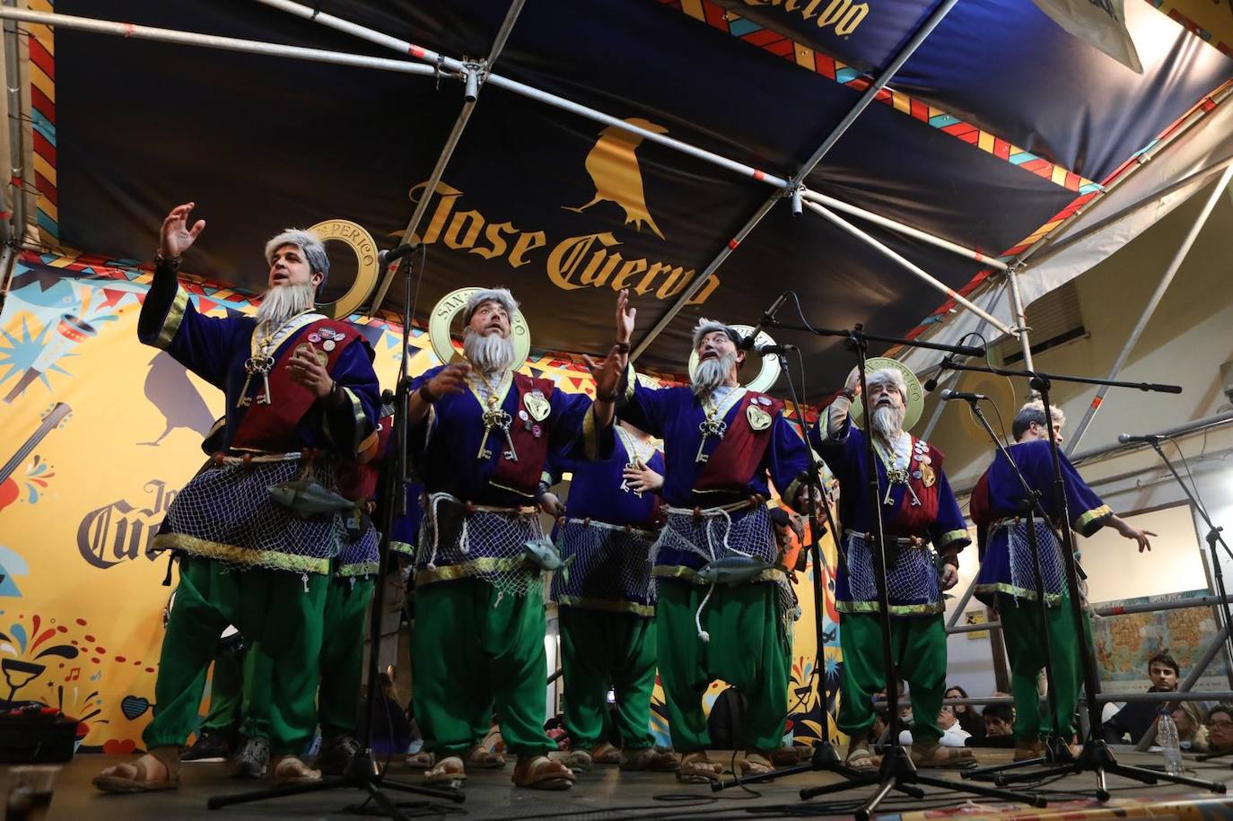 Las imágenes del jueves de Carnaval en Cádiz