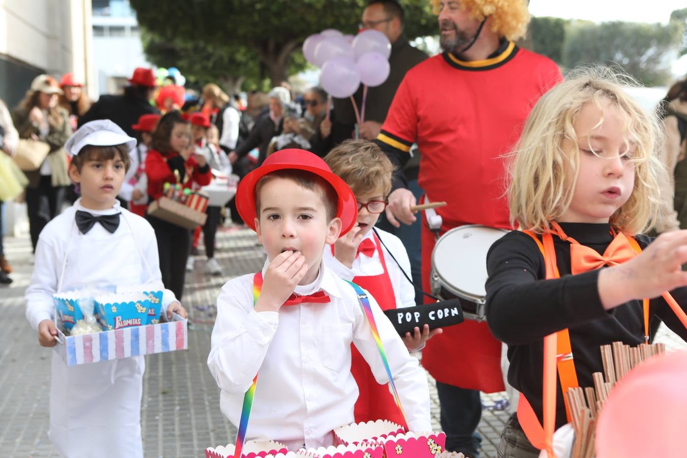 Las imágenes del &#039;Circo de emociones&#039; del Carnaval en el colegio Tierno Galván de Cádiz