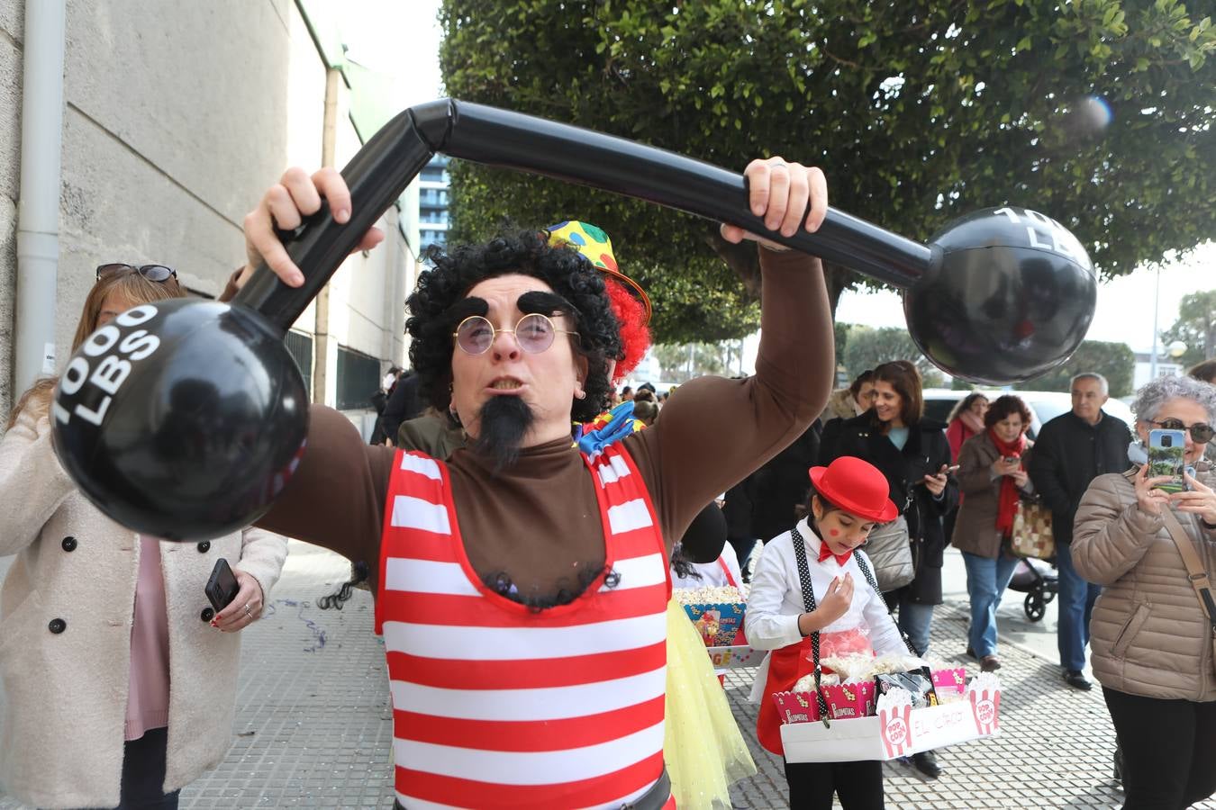 Las imágenes del &#039;Circo de emociones&#039; del Carnaval en el colegio Tierno Galván de Cádiz