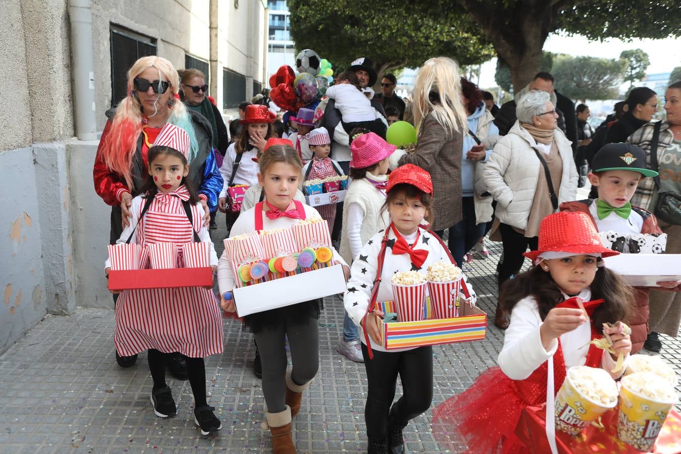 Las imágenes del &#039;Circo de emociones&#039; del Carnaval en el colegio Tierno Galván de Cádiz