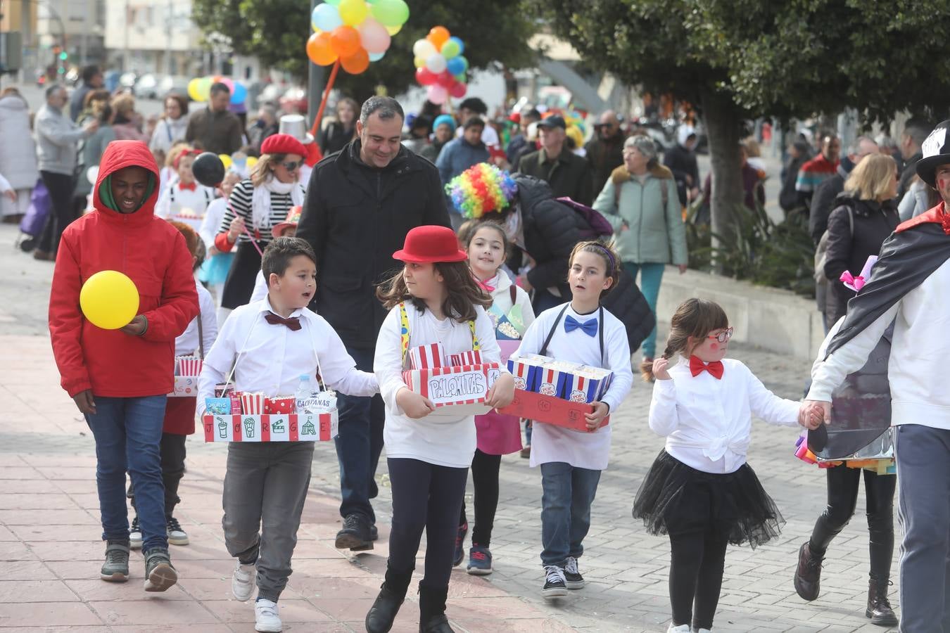 Las imágenes del &#039;Circo de emociones&#039; del Carnaval en el colegio Tierno Galván de Cádiz