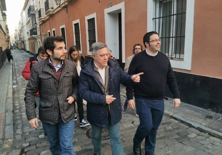 El PSOE de Cádiz denuncia la falta de mantenimiento del Parque Genovés y de la pérgola de Santa Bárbara