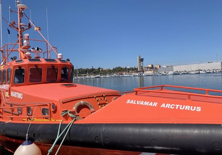 Diez subsaharianos rescatados de una embarcación hinchable de juguete a 7,7 millas de Tarifa