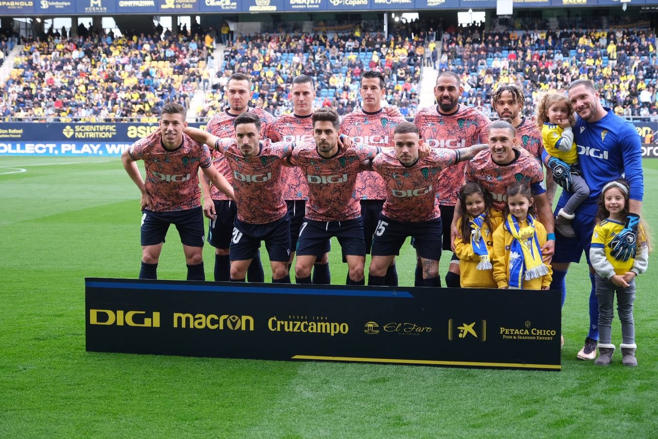 Las imágenes del partido Cádiz CF- Rayo Vallecano en Carranza