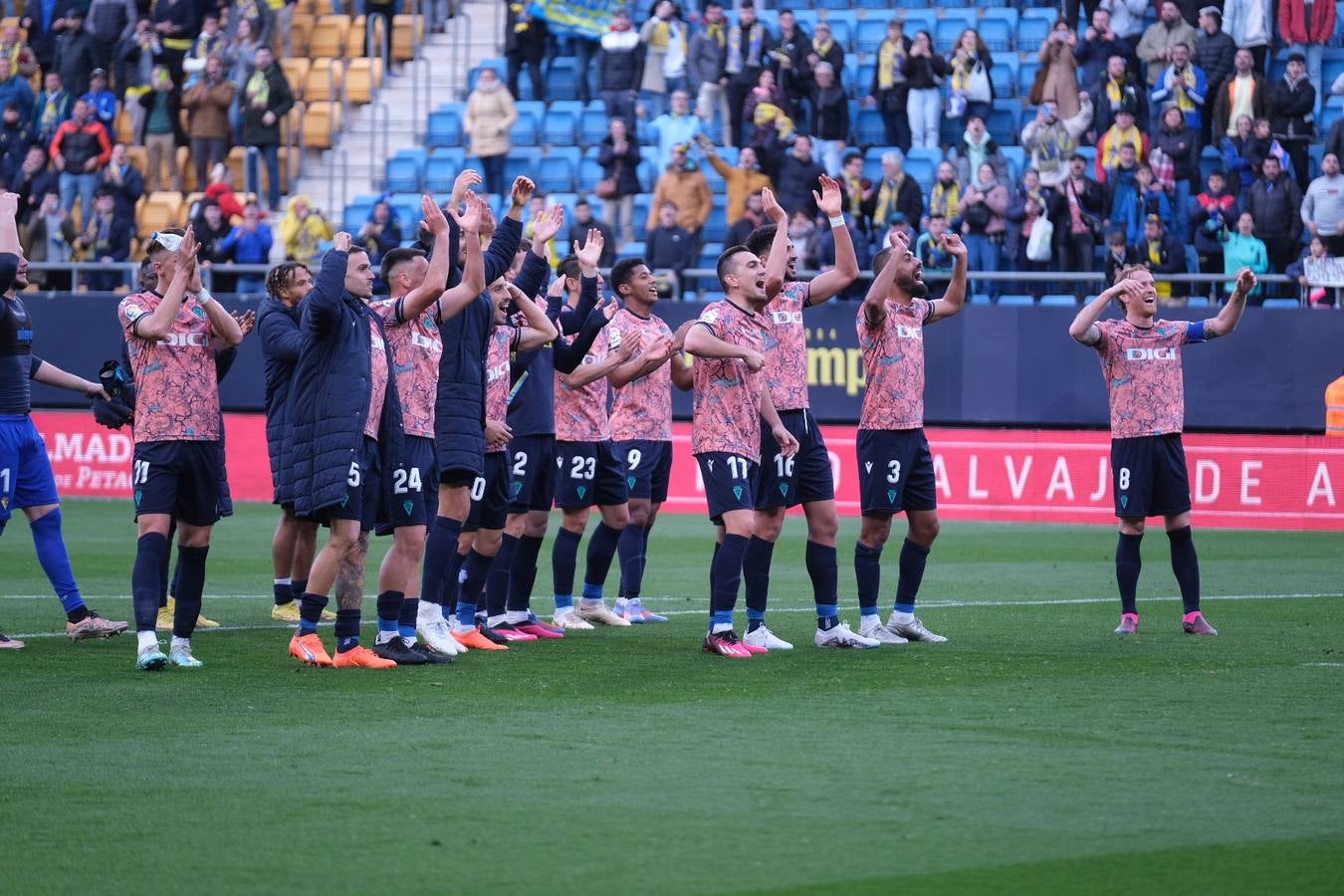 Las imágenes del partido Cádiz CF- Rayo Vallecano en Carranza