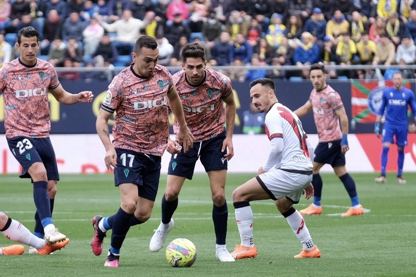 Las imágenes del partido Cádiz CF- Rayo Vallecano en Carranza