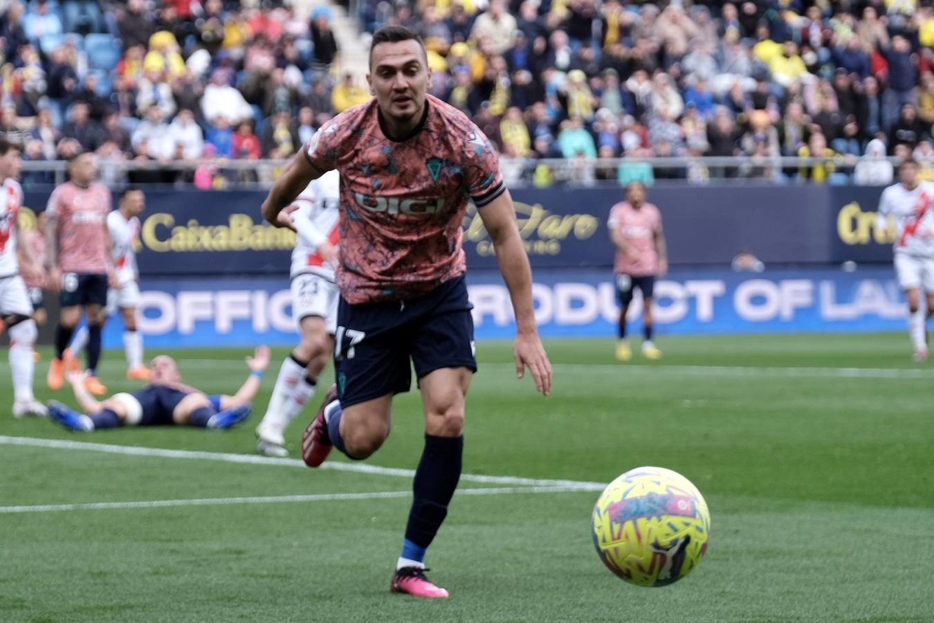 Las imágenes del partido Cádiz CF- Rayo Vallecano en Carranza