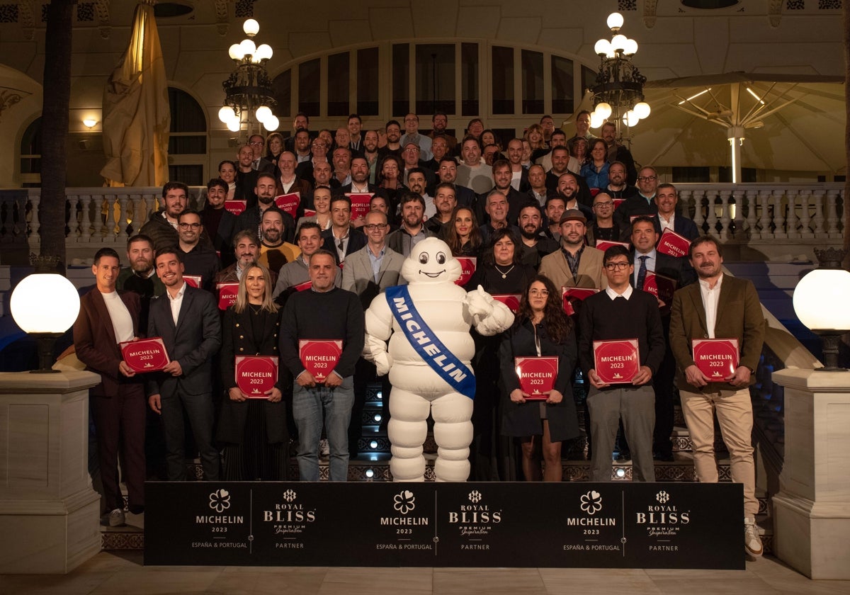 Foto de familia con los distintivos.