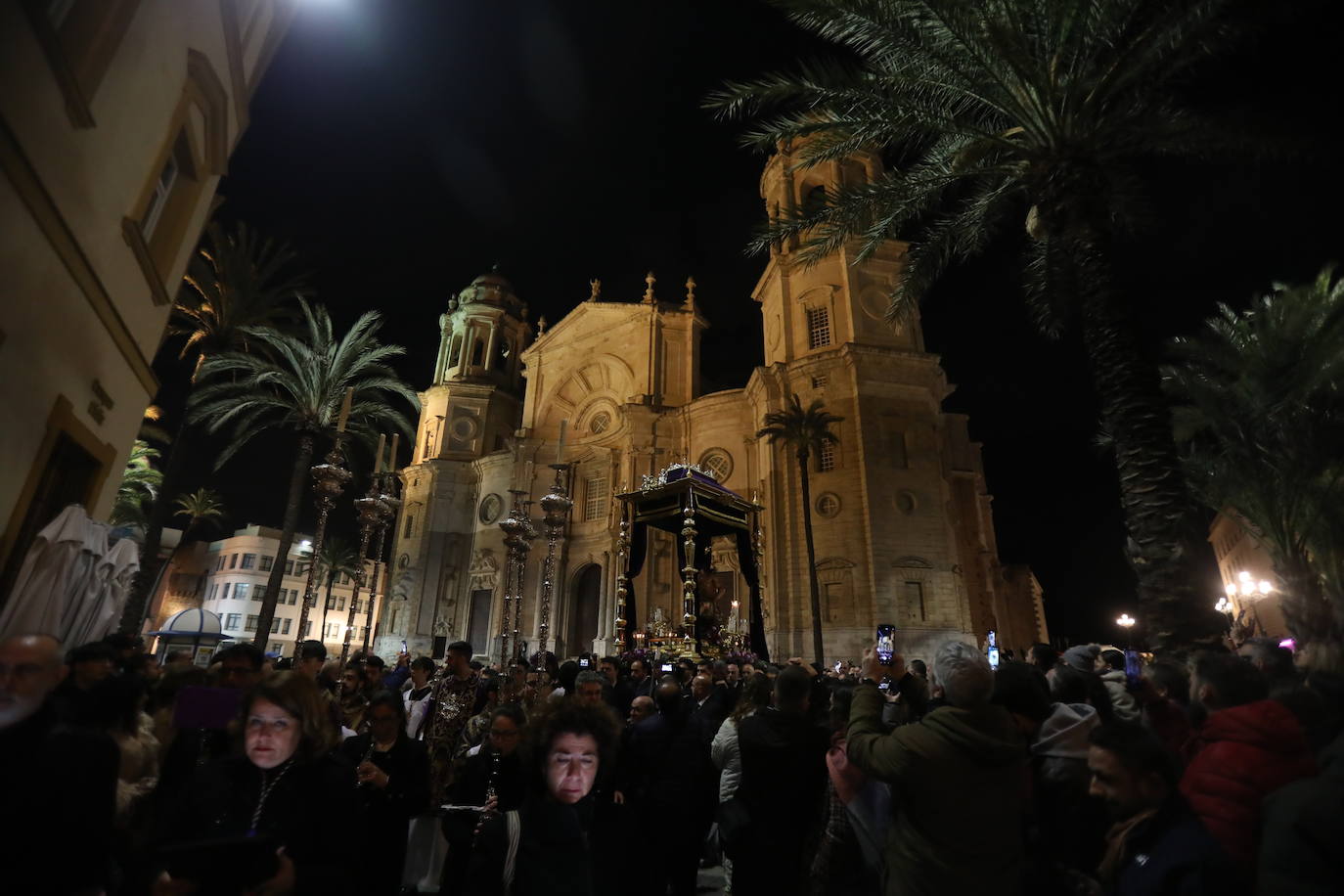 Fotos: Así ha sido el Vía Crucis Oficial de Cádiz