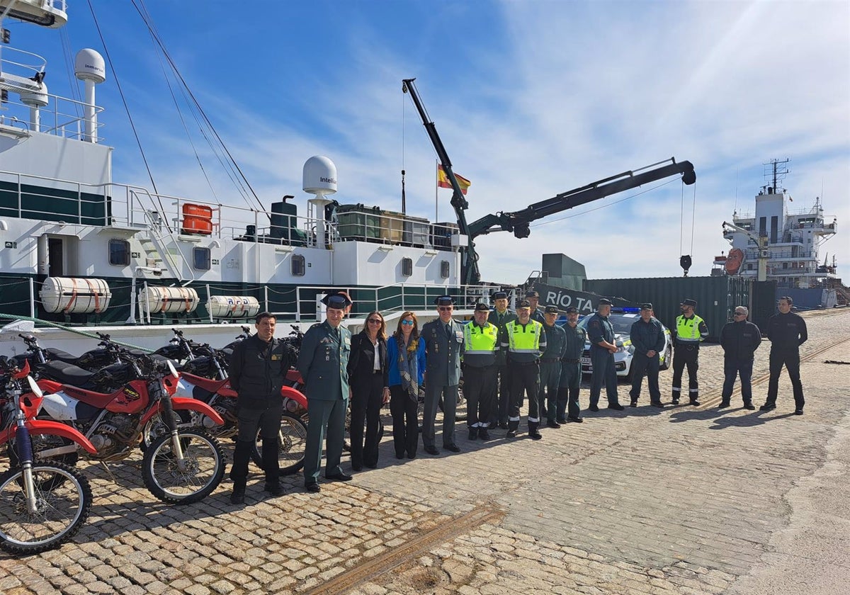 Momento del embarque de las motos