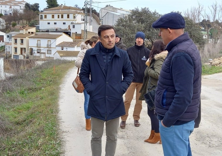 La Junta realiza obras de mejora en un camino rural de Setenil de las Bo   degas