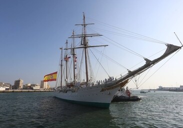 El Juan Sebastián de Elcano navega en demanda de Buenos Aires