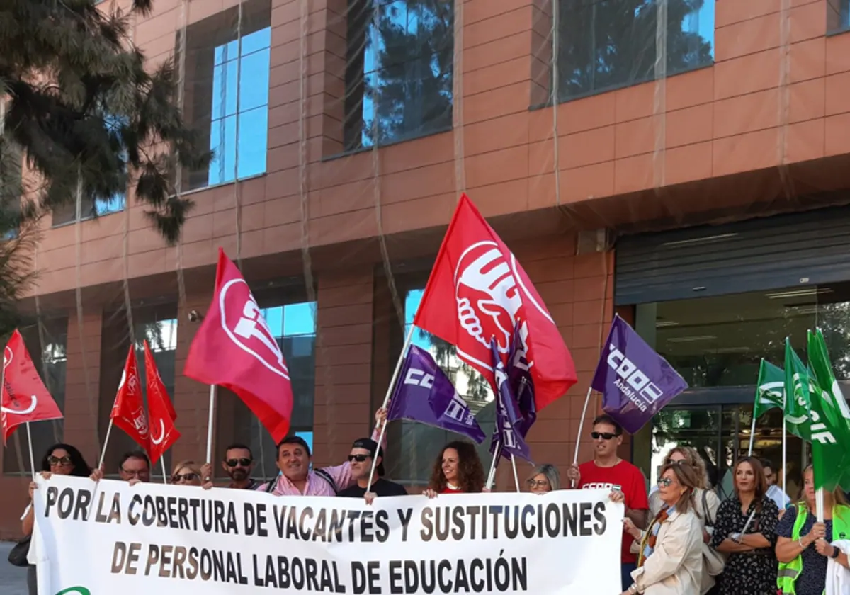 Representantes sindicales durante la protesta ante Educación de archivo.