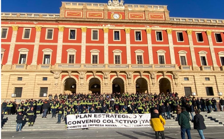 Imagen principal - Movilizaciones en los astilleros de Cádiz para presionar por el convenio y la carga de trabajo