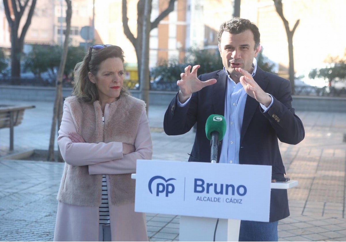 El candidato del PP, Bruno García, junto a la concejal Mayte González.