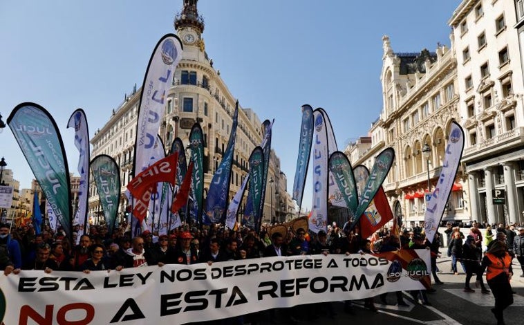 Imagen principal - Cádiz, presente en la manifestación contra la ley de seguridad ciudadana: «Saldrán ganando los violentos»