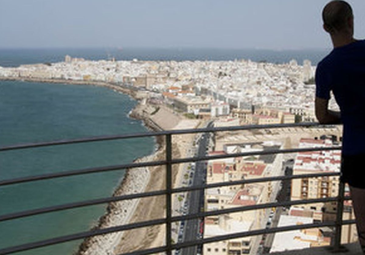 Vista parcial desde el Pirulí gaditano del casco urbano de la capital