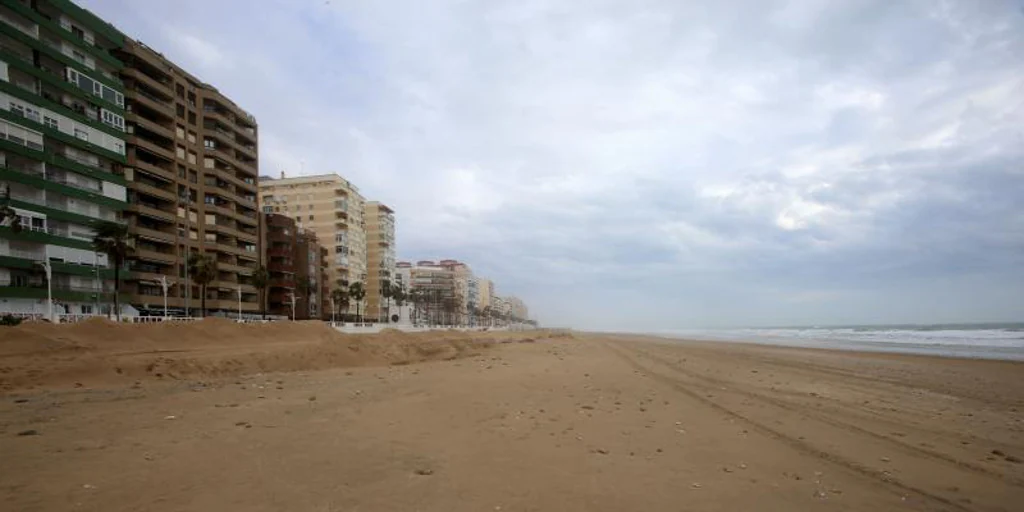 Morreu Carlos ‘El Chicharrero’, o homem que fez esculturas de areia na praia Victoria em Cádiz