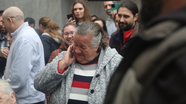 Una señora llora tras la entrega de las llaves.