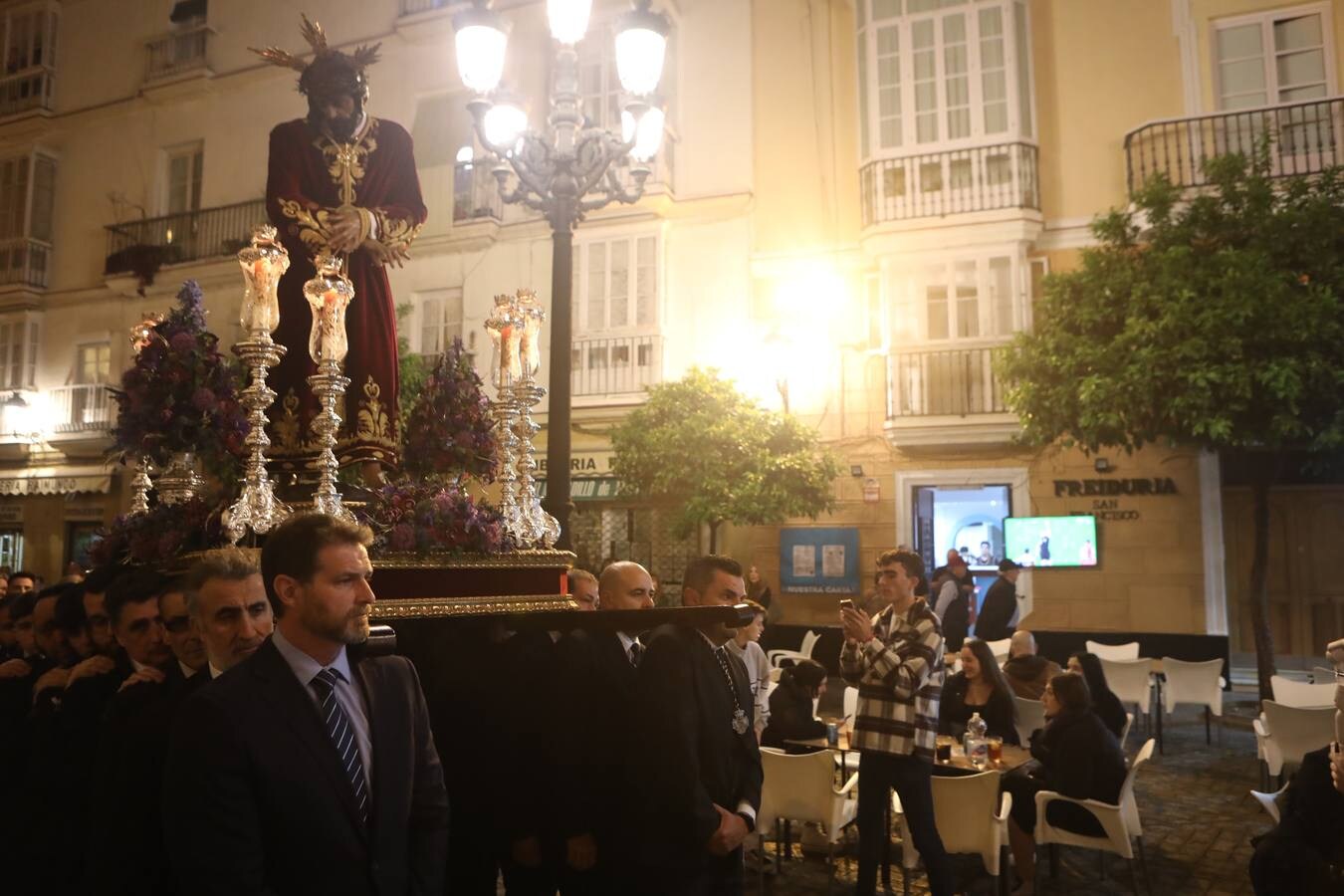 Fotos: El Nazareno del Amor preside el vía crucis en San Francisco, en Cádiz