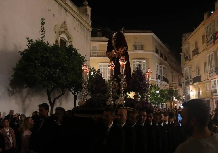 Intensa noche de Cuaresma con hasta cinco vía crucis en Cádiz