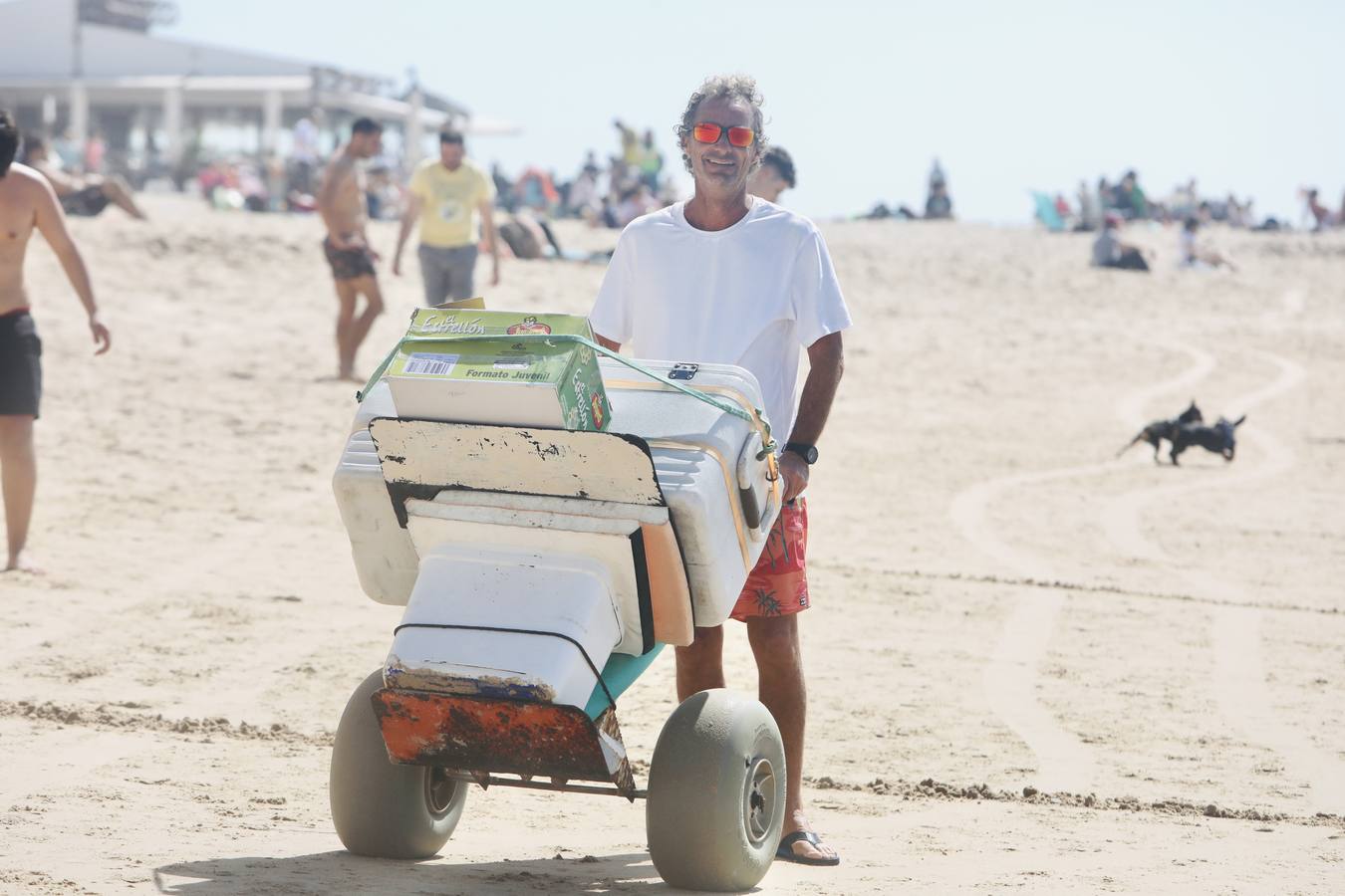 El tiempo primaveral llena las playas de Cádiz