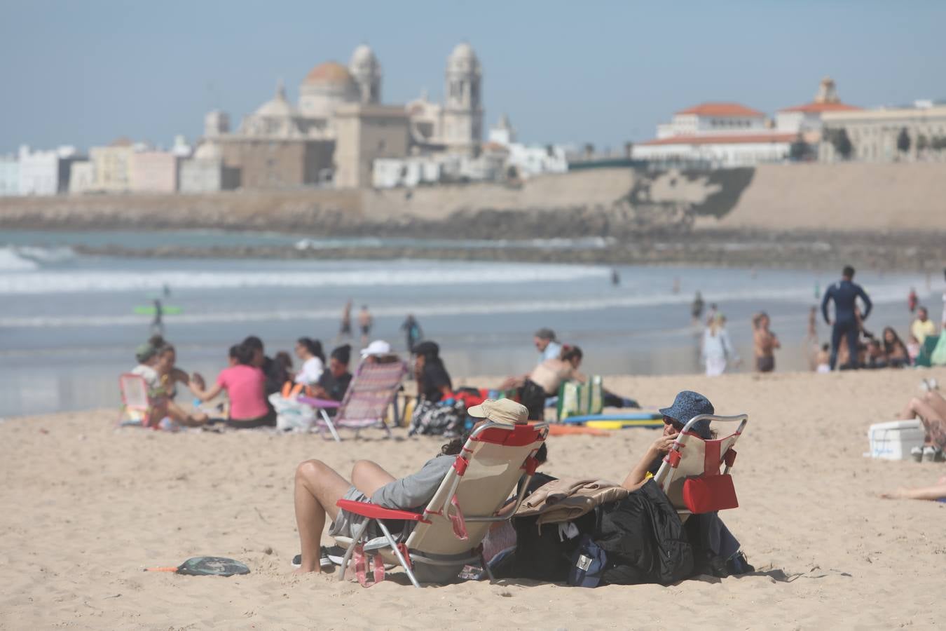 El tiempo primaveral llena las playas de Cádiz