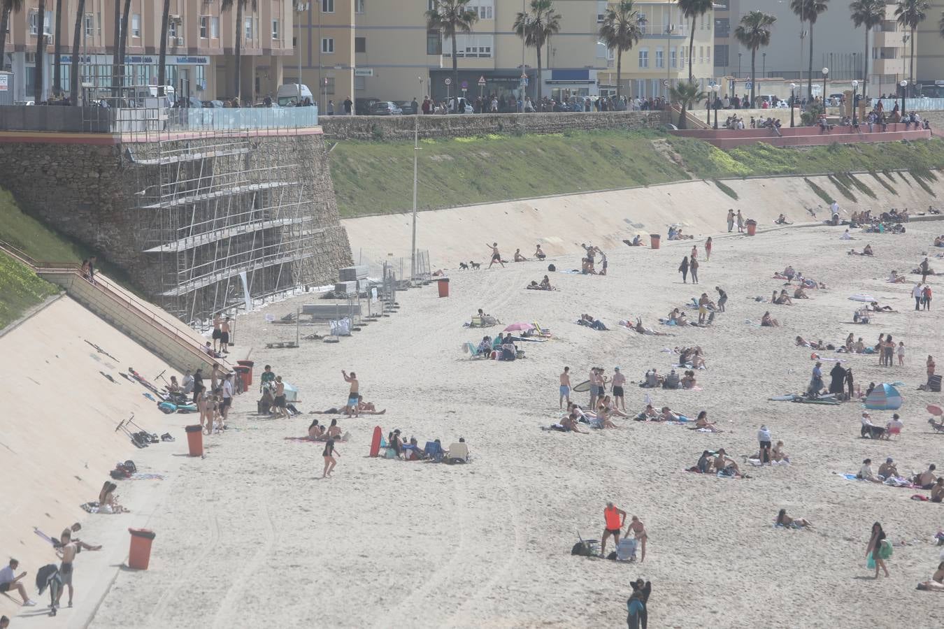 El tiempo primaveral llena las playas de Cádiz