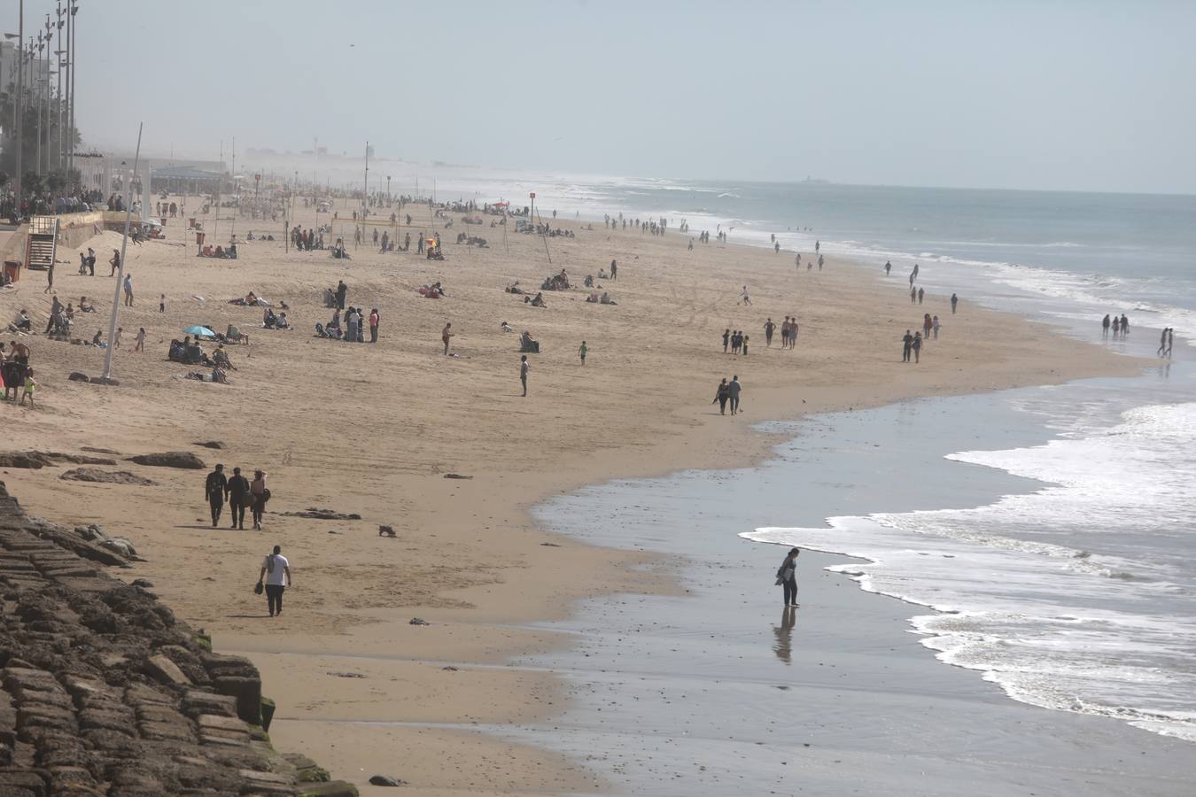 El tiempo primaveral llena las playas de Cádiz