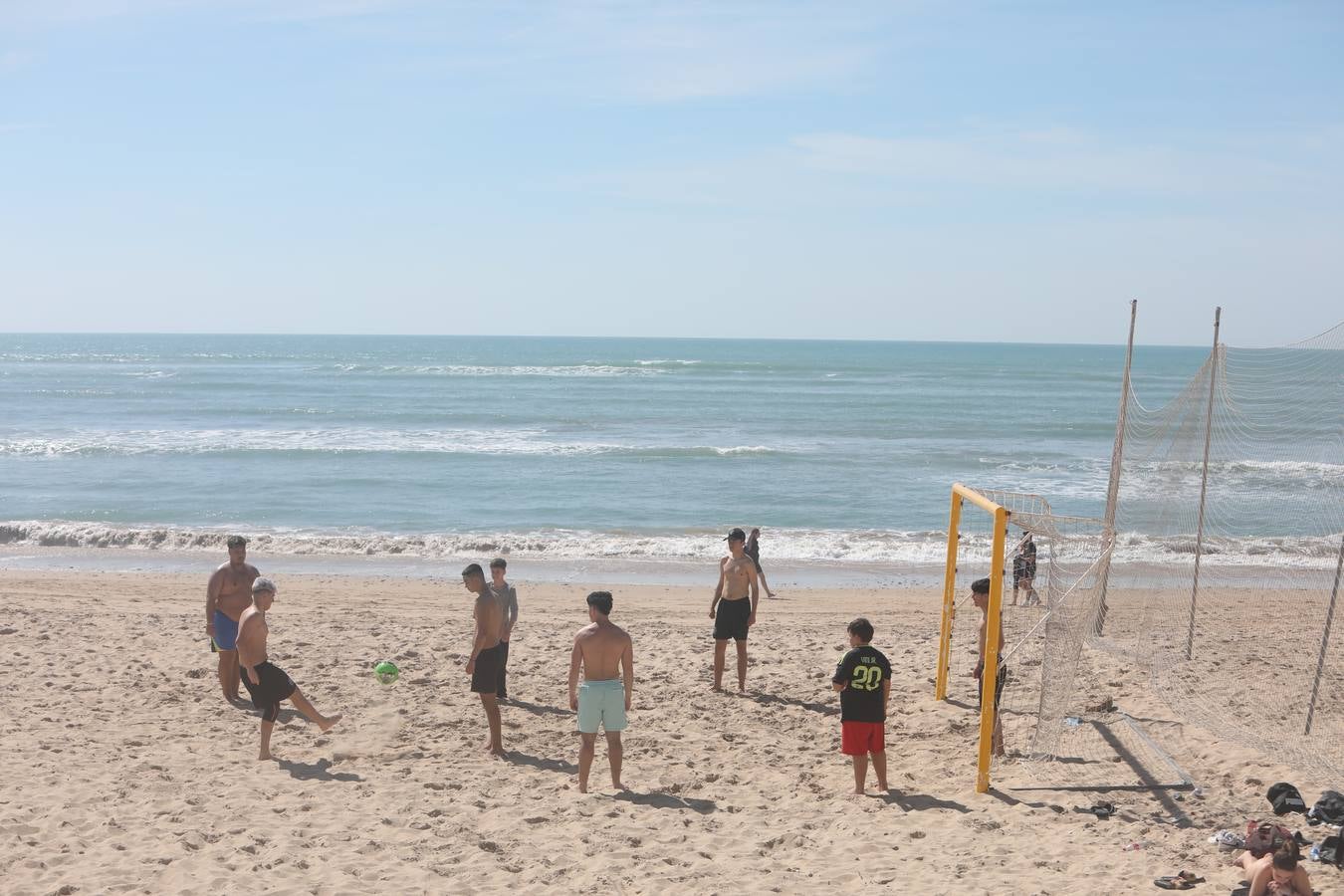 El tiempo primaveral llena las playas de Cádiz