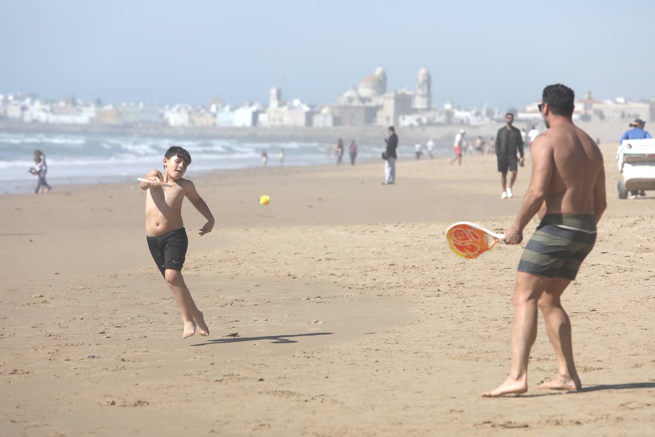 El tiempo primaveral llena las playas de Cádiz