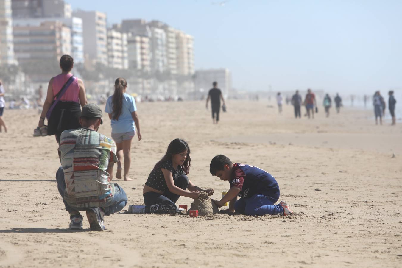 El tiempo primaveral llena las playas de Cádiz