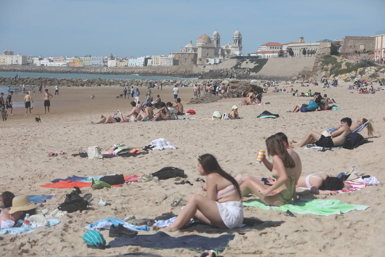 El tiempo primaveral llena las playas de Cádiz