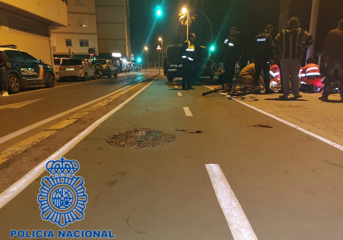 Aparatoso accidente de un ciclista en la Avenida Manuel de la Pinta en Cádiz
