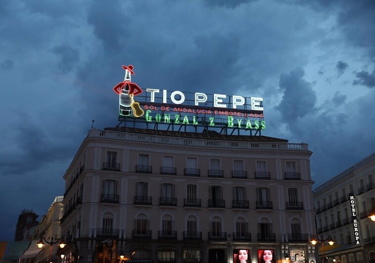 Una exposición viaja por la historia publicitaria del icono universal de Tío Pepe