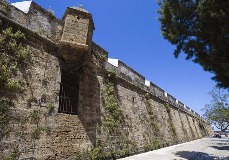 A licitación la adecuación de las bóvedas de las murallas de San Carlos de Cádiz