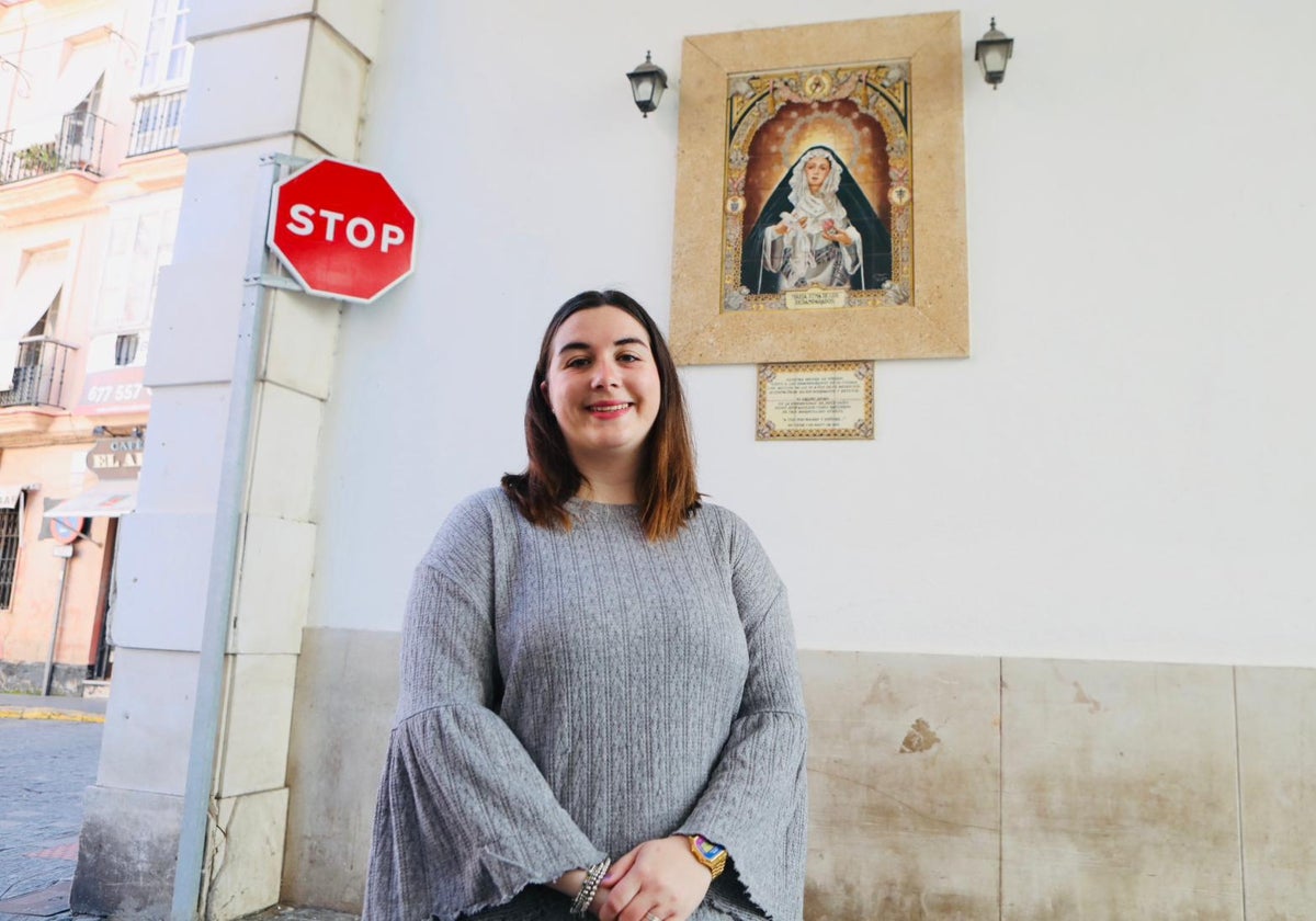 Eva, bajo la imagen de la Virgen de Desamparados que hay en el arco de San Rafael.