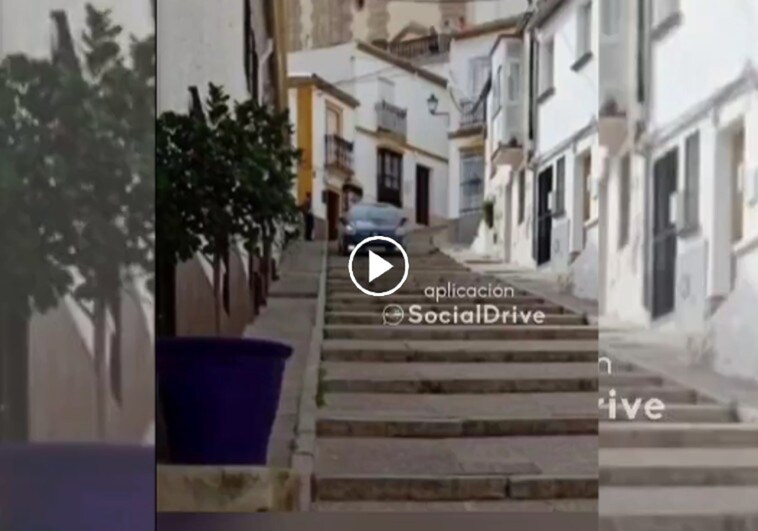 Sorpresa en Olvera: el coche que baja por las escaleras