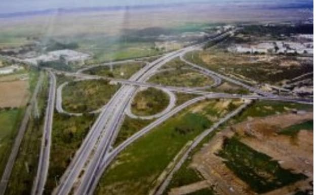 Vista panorámica del enlace de Puerto Real de la autopista AP4. La imagen es de noviembre de 1971. Se puede apreciar que la expansión urbanística no había empezado.