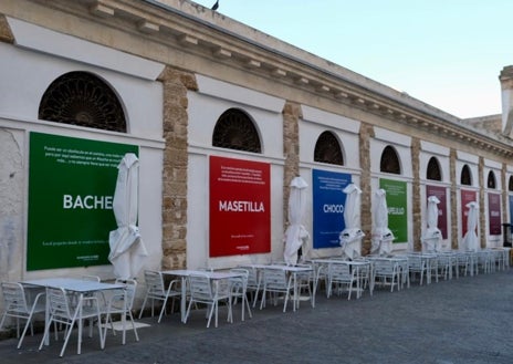 Imagen secundaria 1 - Babeta, aguatapá, bache... el habla de Cádiz se reivindica en la fachada del Mercado Central