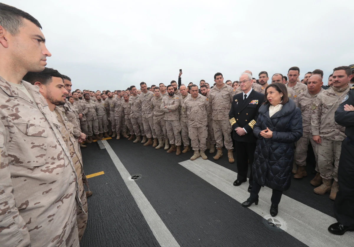 La titular de Defensa, junto al JEMAD, hablando con los militares.