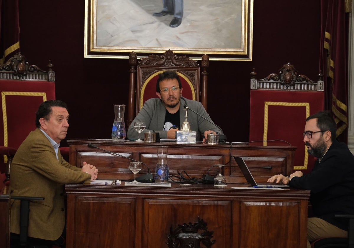 Kichi, presidiendo el pleno extraordinario celebrado este martes en el Ayuntamiento de Cádiz.