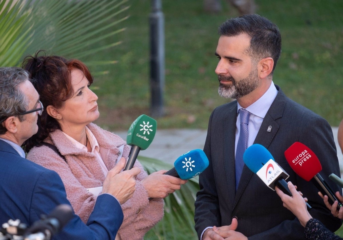 El consejero de Sostenibilidad, Medio Ambiente y Economía Azul, Ramón Fernández Pacheco, atiende a los medios.