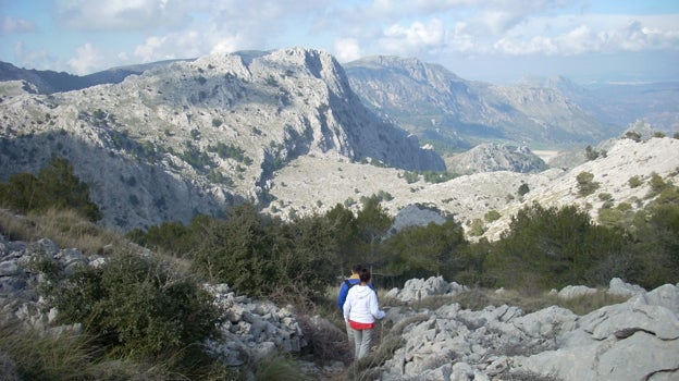 Dos personas realizando el sendero.