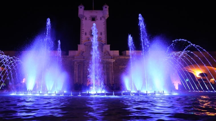 Vídeo: Cádiz estrena la fuente cibernética de las Puertas de Tierra, un espectáculo de luz, sonido e imágenes