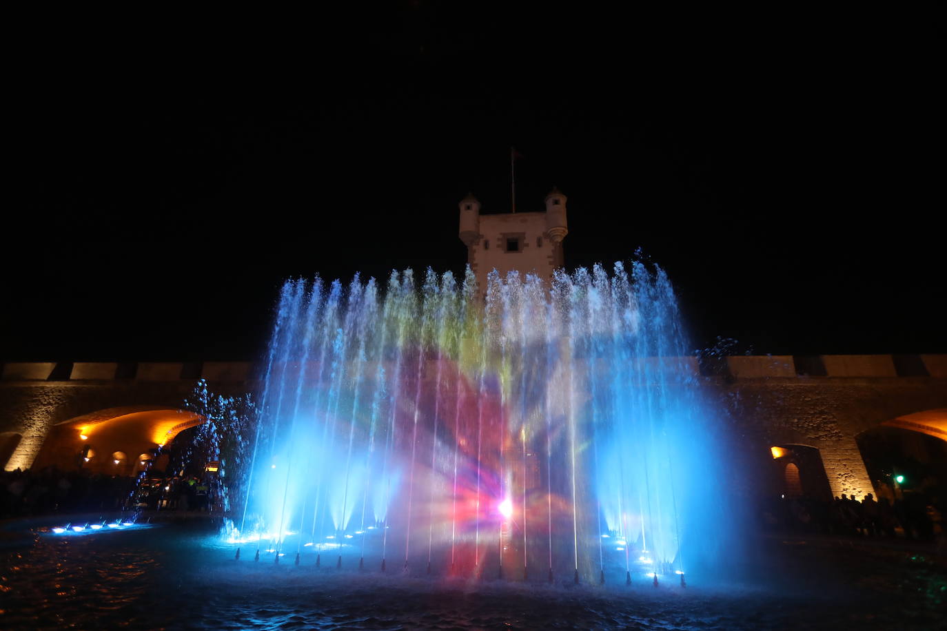 FOTOS: Luz, proyecciones y agua... la fuente cibernética de Cádiz