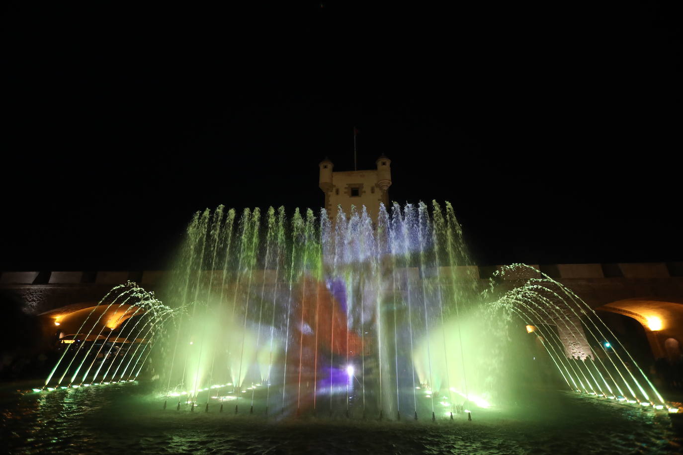 FOTOS: Luz, proyecciones y agua... la fuente cibernética de Cádiz