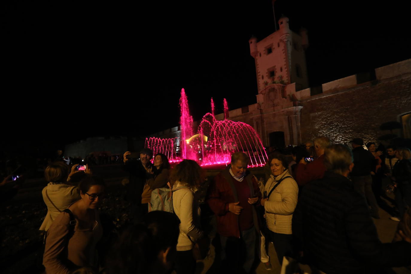 FOTOS: Luz, proyecciones y agua... la fuente cibernética de Cádiz