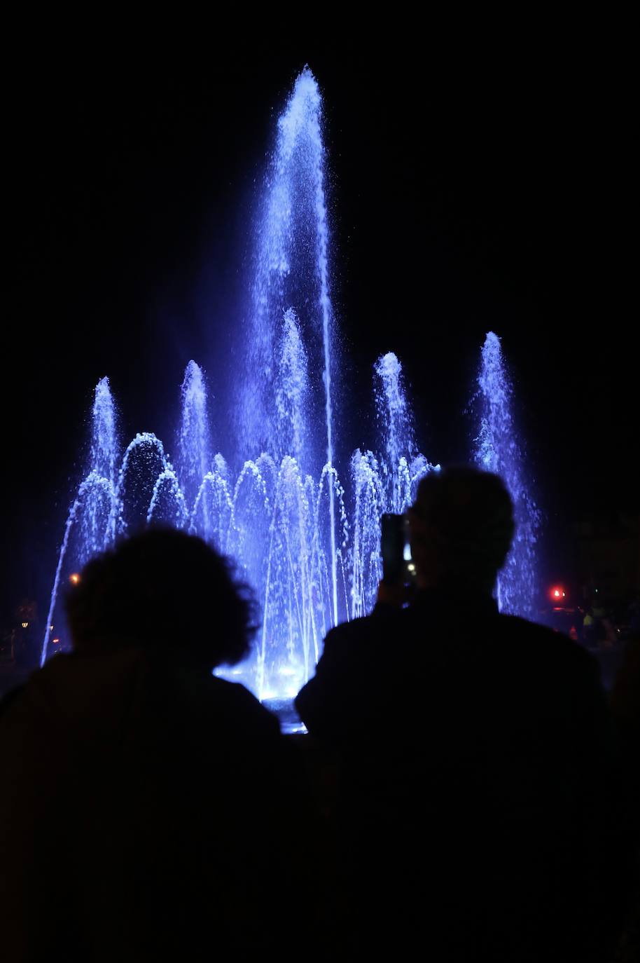 FOTOS: Luz, proyecciones y agua... la fuente cibernética de Cádiz